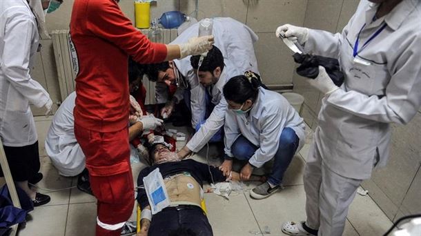 Un grupo de sanitarios atiende a un herido en el supuesto ataque químico. Foto de archivo: EFE