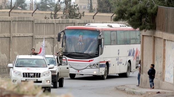Miembros del Ejército del Islam son trasladados en Duma, a las afueras de Damasco, en Siria.