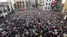 Iruñeko udaletxeko plaza bete dute milaka herritarrek epaiaren aurka