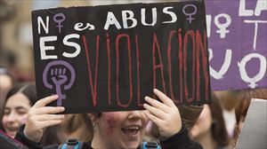 Una joven muestra un cartel con el mensaje ''No es abuso, es violación''. Foto de archivo: EFE