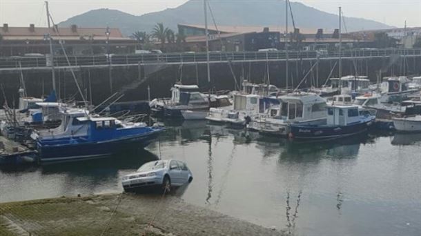 Un turismo cae al agua en el puerto de Arriluze en Getxo (Bizkaia). Foto: Bomberos de Bizkaia