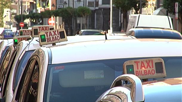Varios vehículos de taxi por las calles de Bilbao. Foto: EITB.