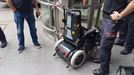 Herido al caer a la vía del metro con su silla de ruedas en Bilbao