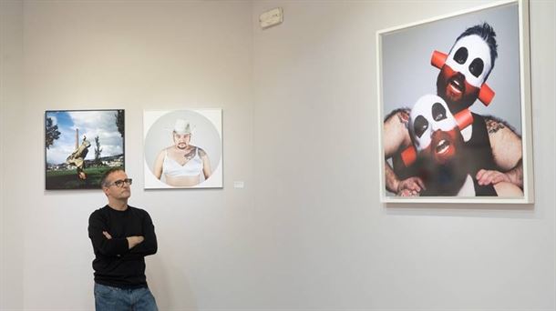 Eduardo Gaviña, rodeado de algunas de las obras de la muestra