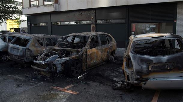Incendio de varios vehículos en Iturrama (Pamplona). Foto: EFE