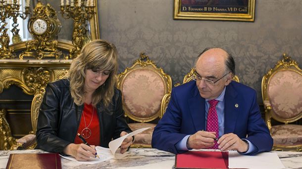 La consejera Ana Ollo y el presidente de Euskaltzaindia, Andres Urrutia, firman el convenio