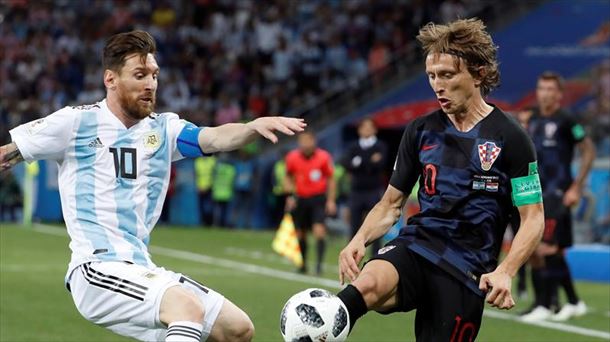 Messi y Modric en la disputa de un balón. Foto: EFE