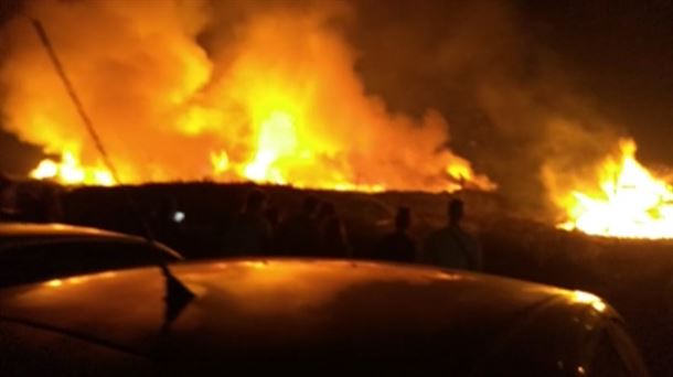 Incendio en Barrika: Una hoguera de San quema una campa en Norte