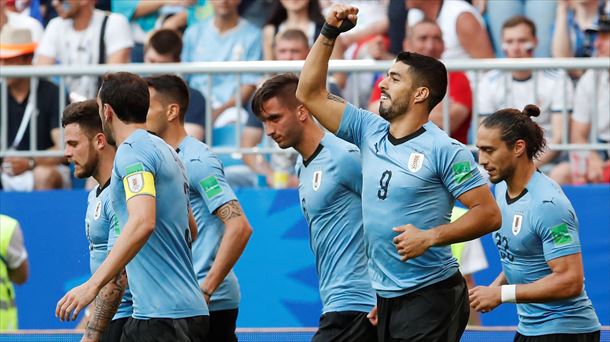 Luis Suarezek sartu du Uruguairen lehen gola. Argazkia: EFE
