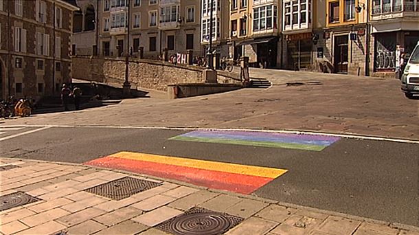 Paso de cebra pintado con los colores del arco iris en Vitoria-Gasteiz.