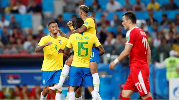 Paulinho ha anotado el primero de Brasil. Foto: EFE