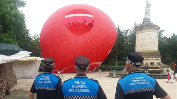 Globo aerostático aterriza en la Taconera. Foto: Policía Municipal de Pamplona 
