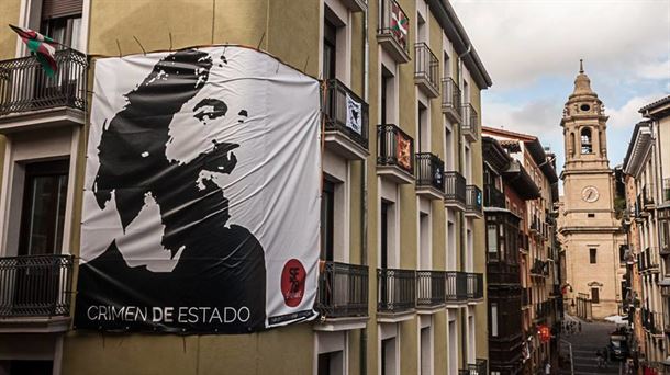 Pancarta en recuerdo de Germán Rodríguez, asesinado en los Sanfermines del 78.