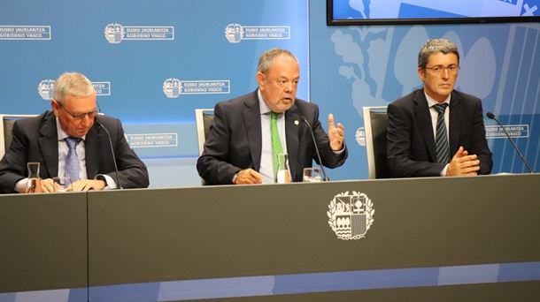 Alberto Alberdi, Pedro Azpiazu y Jordi Campàs durante la comparecencia. Foto: Irekia