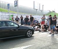 Hego Euskal Herriko taxi-gidariek bat egin dute greba deialdiarekin 