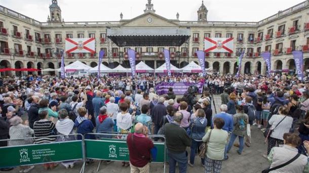 Cientos de personas frente al ayuntamiento de Vitoria-Gasteiz. Foto: EFE