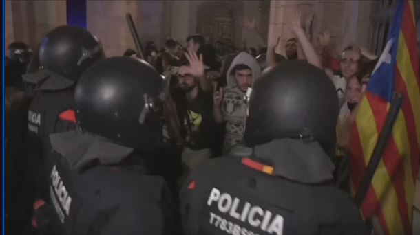 Police charges in the Catalan Parliament