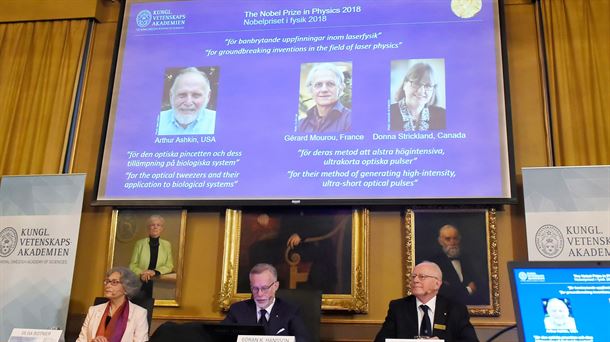 Anuncian los tres galardonados con el Nobel de Física 2018 / EFE.