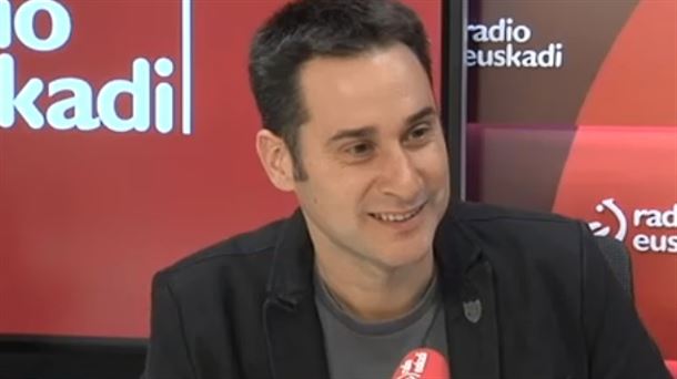 Imagen de Iker Casanova en los estudios de Radio Euskadi