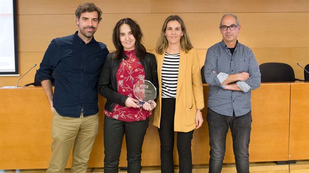 Xabier Zabaleta, Agurtzane Aramendi y Josu Bilbao recibiendo el premio
