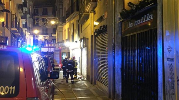 Tres bomberos de Navarra trabajan en la calle Zapatería de Pamplona