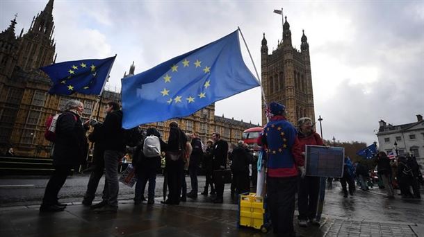 Seguidores contrarios al 'brexit' se manifiestan a las afueras del Parlamento en Londres