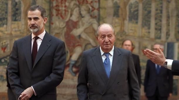 IUk eta Alderdi Komunistak Juan Carlos I.a salatu dute