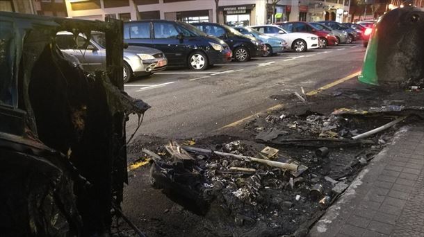 Dos de los contenedores quemados en la calle Blas de Otero