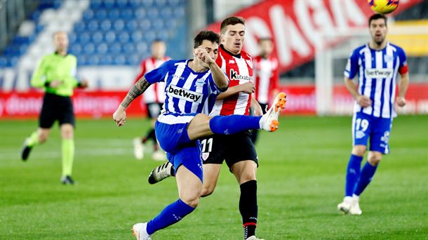 Ximo Navarro (Alavés) e Iñigo Córdoba (Athletic) luchan por un balón