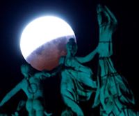 Las nubes impiden disfrutar del eclipse total de luna en Euskal Herria