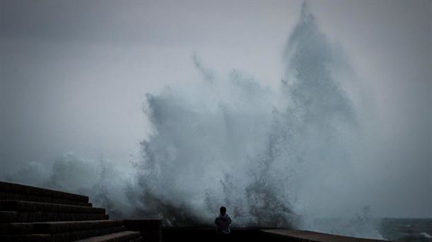 Impresionantes olas en San Sebastián