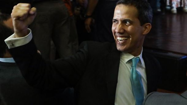 Juan Guaidok Venezuelako behin behineko presidente izendatu du bere burua.