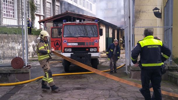 Los bomberos trabajan en el lugar del incendio. Foto: Ayuntamiento de Bermeo