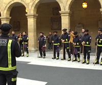 Un año más, los bomberos de Bilbao cantan coplas a Santa Águeda