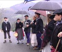 Asteasu recupera la tradición de cantar las coplas de Santa Águeda por los caseríos