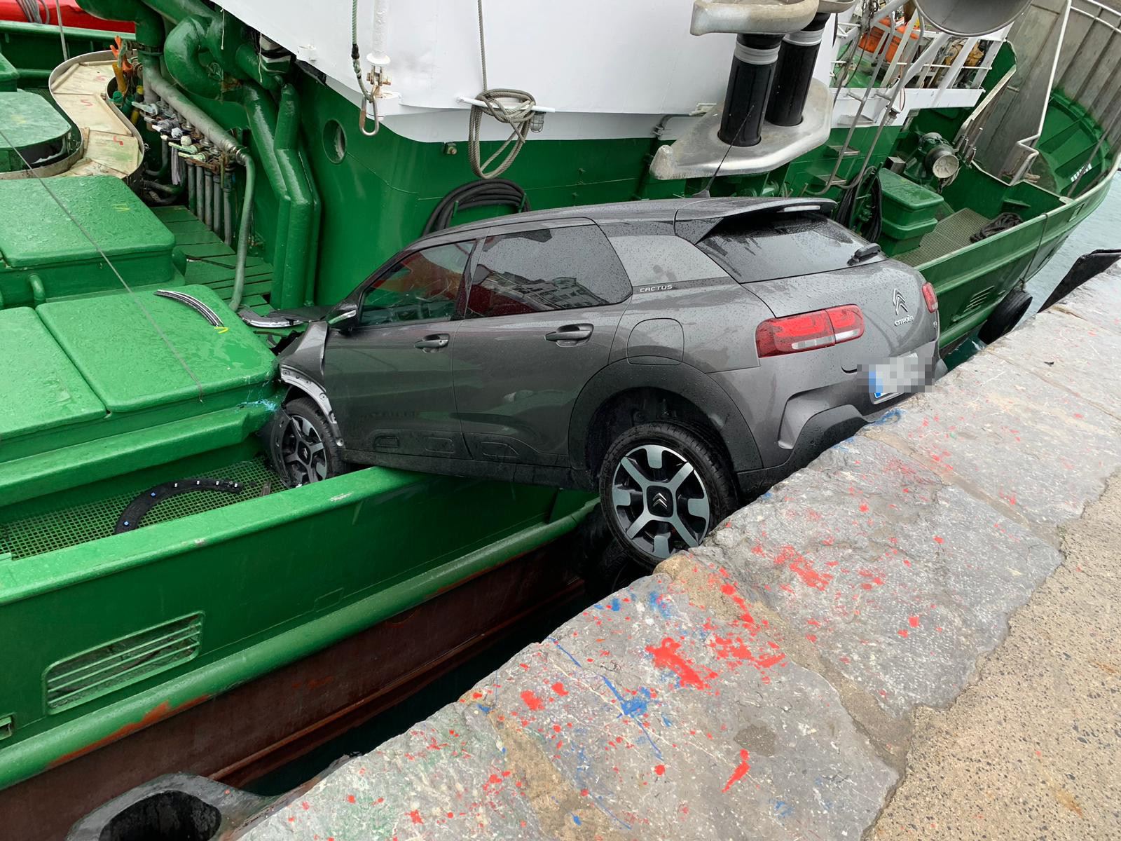 Intestinos Haz lo mejor que pueda violín Vídeo: Un coche se ha estrellado contra un barco en Getaria, 10 de febrero  2019 | Tráfico | EITB