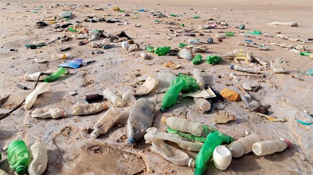 Cientos de envases de plástico en una playa de Senegal
