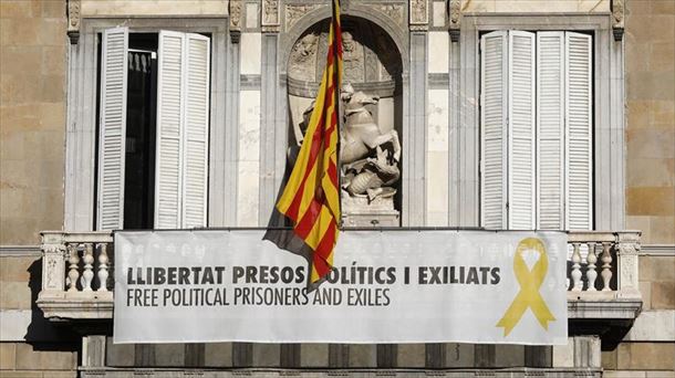El lazo amarillo en el balcón del Palau de la Generalitat
