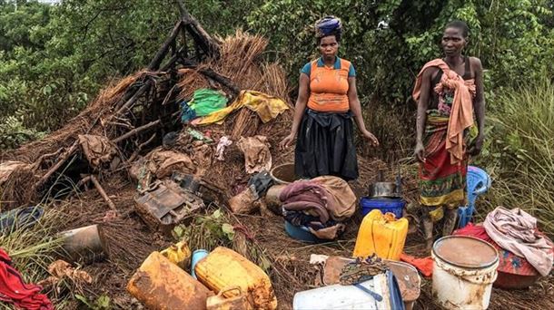 Mozambiqueñas esperan a ser rescatadas