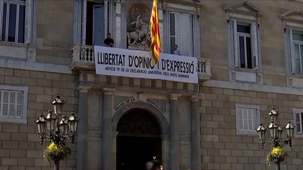Pancarta en la fachada de la Generalitat por la libertad de expresión