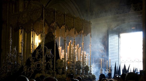 Paso de Semana Santa en Sevilla. Wikipedia