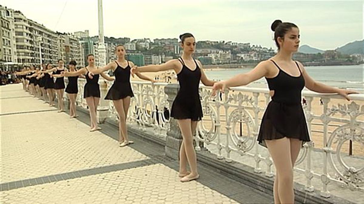 Video: Exhibición ballet en la barandilla de La Concha en