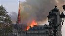 Notre Dame katedraleko dorre nagusia erori egin da sutearen ondorioz