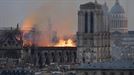Sute handia piztu da Notre Dameko katedralean, Parisen