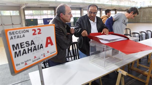 Mesa electoral en Vitoria-Gasteiz.