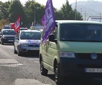 Una caravana de coches de las trabajadoras de residencias recorre San Sebastián