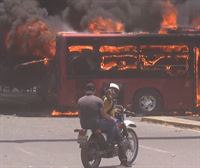 Juan Guaidoren jarraitzaileek autobusak erre dituzte Caracasen, Venezuelan