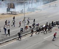 27 urteko emakume bat hil dute Venezuelan, protesten bigarren egunean