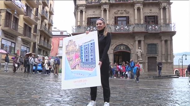 Edurne Taínta con el cartel ganador ante el Ayuntamiento de Pamplona