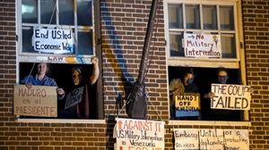 EE.UU. ordena a los activistas que apoyan a Maduro desalojar la embajada de Venezuela